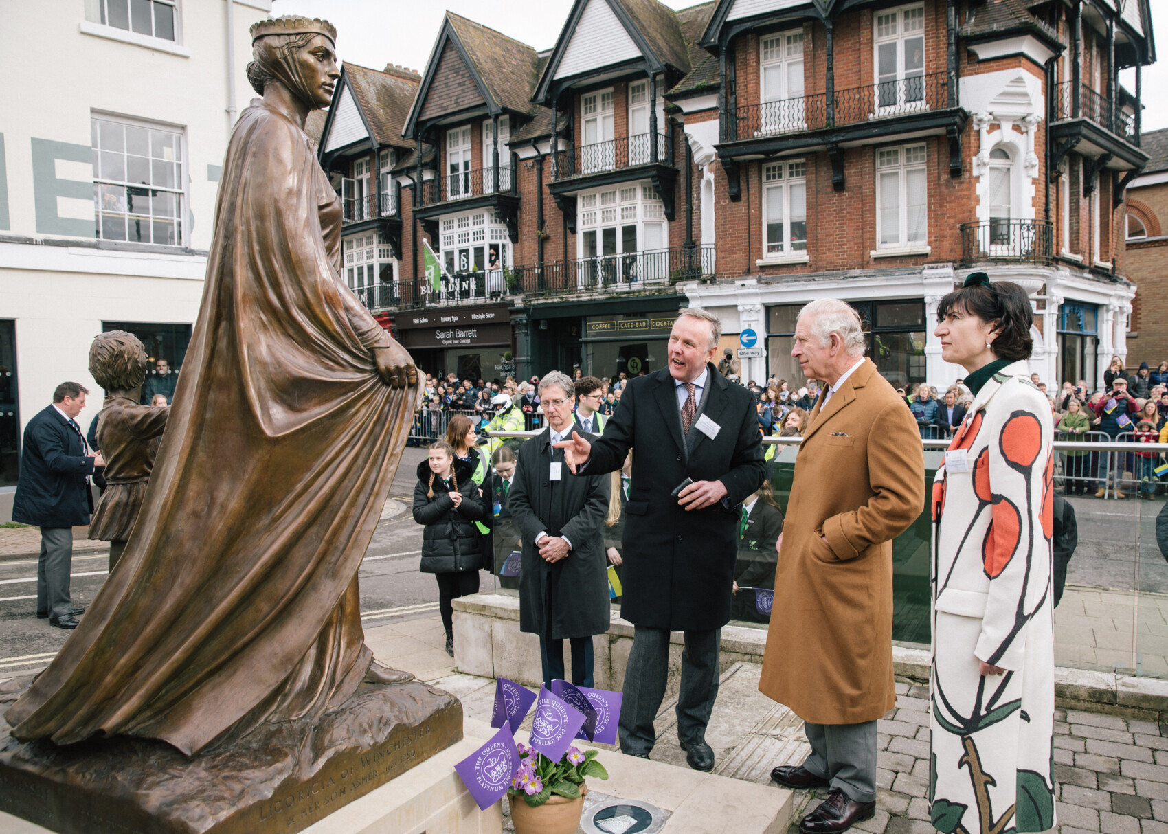 HRH The Price of Wale visiting the Licoricia of Winchester statue. 