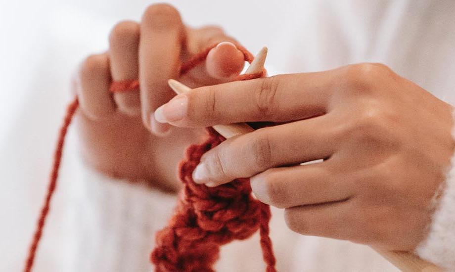 Hands knitting